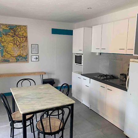 Le Depot Appartement Du Port A Champvert Bagian luar foto