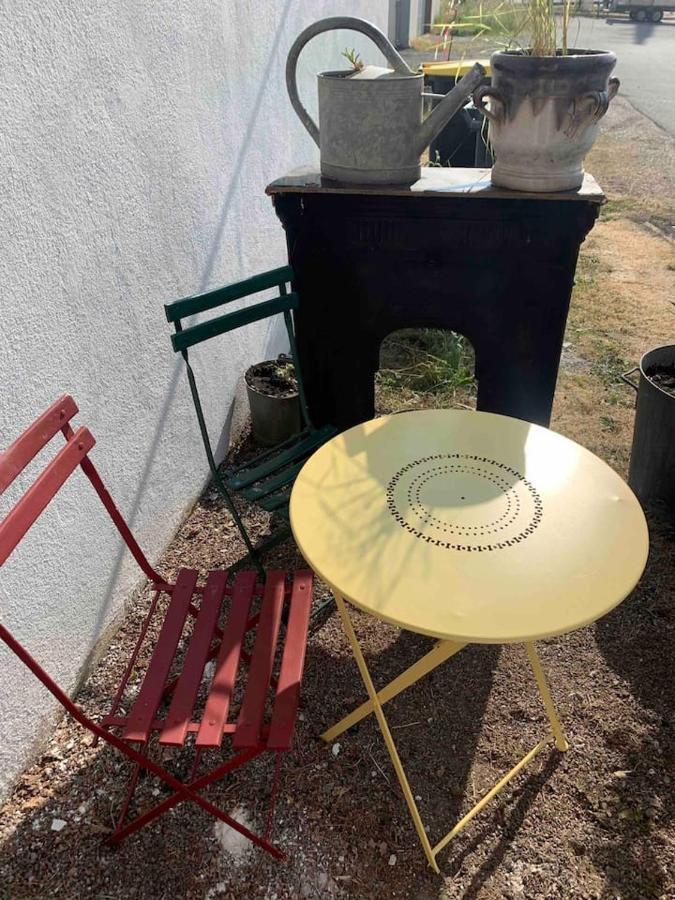Le Depot Appartement Du Port A Champvert Bagian luar foto
